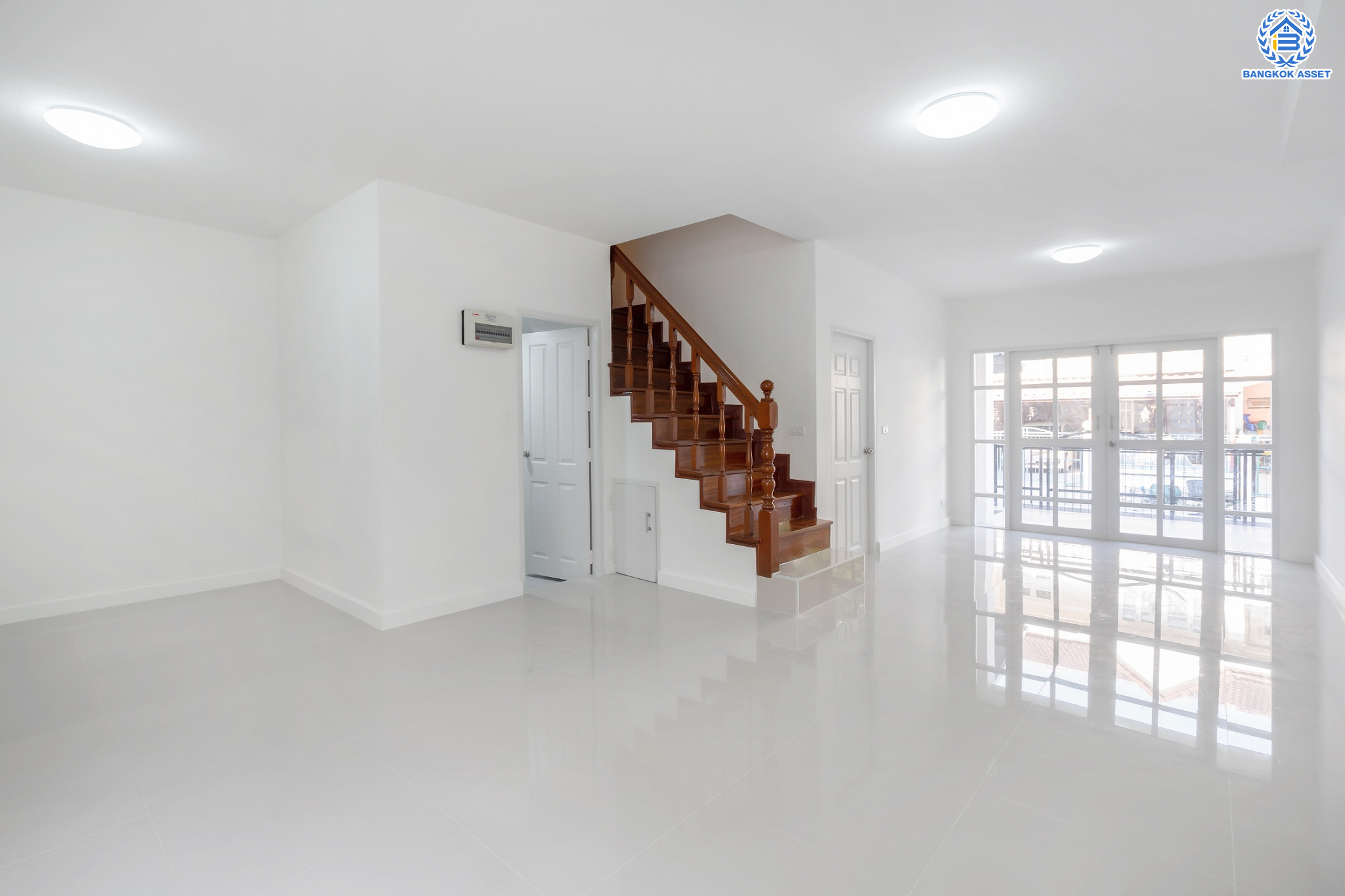 บ้านมือสองตกแต่งใหม่ ม.รติรมย์ 3 สวนผัก บ้านดีไซน์สวยพร้อมอยู่ เนื้อที่ 21 ตร.ว. ฟังก์ชัน 3 ห้องนอน 2 ห้องน้ำ 1 ที่จอดรถ บนทำเลศักยภาพ เชื่อมต่อหลายเส้นทางหลัก ใกล้ทางด่วน "ศรีรัช" รถไฟฟ้าสายสีแดง "สถานีตลิ่งชัน"และแหล่ง Community Mall ชั้นนำมากมาย